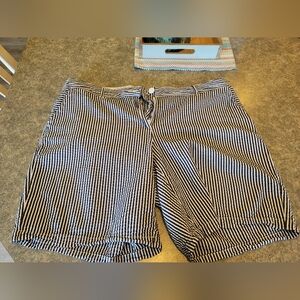 Crown & Ivy navy white seersucker women's shorts 18w